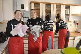 Die Mädels vom THC waschen und trocknen gemeinschaftlich ab