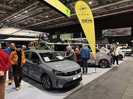 Gut besuchte Automesse mit Opel-Fahrzeugen, vielen Besuchern und lebendiger Stand-Atmosph&auml;re.