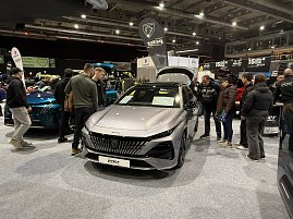 Peugeot 308 auf der Automesse, starkes Besucherinteresse.