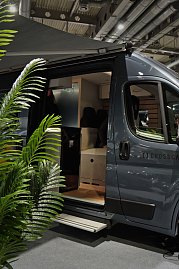 Campervan mit ausgebautem Innenraum auf der Messe.