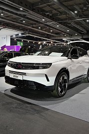 Modernes SUV auf der Automesse.