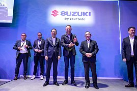 Mehrere Personen auf einer B&uuml;hne bei einer Preisverleihung. Im Hintergrund das Suzuki Logo.