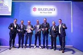 Mehrere Personen auf einer B&uuml;hne bei einer Preisverleihung