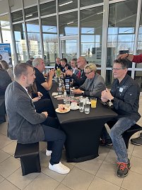 Man sieht die G&auml;ste beim Fr&uuml;hst&uuml;cken und Netzwerken.