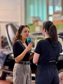 Pia Schumann im Interview mit einer Medienvertreterin. 