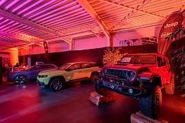 Jeep-Fahrzeuge im Showroom mit roter Eventbeleuchtung präsentiert.