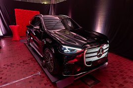 Schwarzer Mercedes GLC im Showroom mit roter Beleuchtung präsentiert.