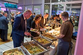 Gäste bedienen sich am warmen Buffet bei Gala-Event.