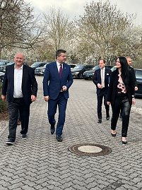 Helmut Peter und Christina Dost empfangen den Ministerpr&auml;sidenten Sven Schulze.