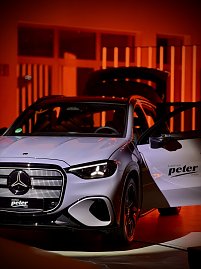 Der neue GLC im orangefarbenen Scheinwerferlicht.