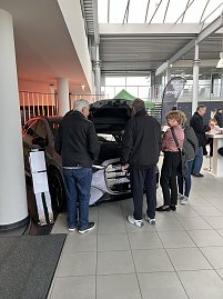 Besucher begutachten den neuen GLC, die Motohaube ist dabei offen.