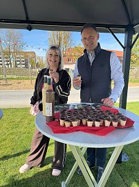 Eine Frau und ein Mann stehen hinter einem Stehtisch mit vielen Waffelbechern und Eierlik&ouml;rflaschen.