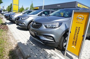 Eine Reihe silberfarbener Opel-Gebrauchtwagen steht vor dem Autohaus Peter in Nordhausen. Im Vordergrund ist ein gelbes Schild mit der Aufschrift Opel zertifizierte Gebrauchtwagen und dem Opel-Logo zu sehen. Im Hintergrund erkennt man das moderne Geb&auml;ude des Autohauses mit Glasfassade und Opel-Schriftzug.