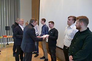 Zeugnis&uuml;bergabe an unsere Mechatroniker-Gesellen