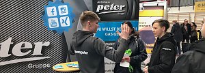 Mechatroniker-Azubi Michael H&auml;rter (links) erkl&auml;rte den interessierten M&auml;dchen und Jungen nicht nur seine Ausbildung, sondern veranschaulichte auch Prozesse aus der Kfz-Werkstatt.
