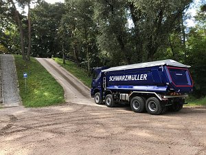 Eindrücke vom Fahrzeugtest unter möglichen Extrembedingungen einer Baustelle. Besondere Herausforderung: verschleißfreies Anhalten und Anfahren am Berg.
