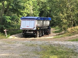 Eindrücke vom Fahrzeugtest unter möglichen Extrembedingungen einer Baustelle. Besondere Herausforderung: verschleißfreies Anhalten und Anfahren am Berg.