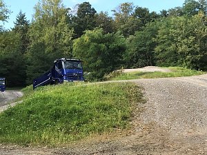 Eindrücke vom Fahrzeugtest unter möglichen Extrembedingungen einer Baustelle. Besondere Herausforderung: verschleißfreies Anhalten und Anfahren am Berg.