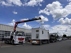Die Büro-Container rollen an