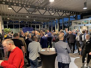 Viele G&auml;ste stehen und unterhalten sich bei einem CDU-Wahlkampfempfang im Autohaus Peter in Duderstadt.