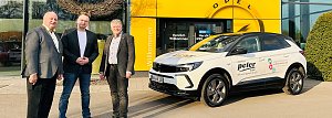 Vor dem Opel-Autohaus mit gelbem Eingang stehen Helmut Peter, Gesch&auml;ftsf&uuml;hrer der Peter-Gruppe, Stefan Nolte von der Landesgartenschau und Achit T&ouml;lle, Centerleiter Opel Nordhausen. Rechts im Bild ein wei&szlig;er Opel SUV mit Beschriftung �Autohaus Peter � Offizieller Sponsor der LGS�, &uuml;bergeben an das LAGA-Planungsteam.