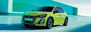 "Werbebild des neuen, limonengr&uuml;nen Peugeot E-208 Elektroautos mit einer Reichweite von bis zu 432 Kilometern, vor modernem architektonischem Hintergrund und markantem K&uuml;hlergrill.