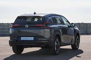 Heckansicht des grauen Citro&euml;n C5 Aircross mit Modellschriftzug und LED-R&uuml;ckleuchten.