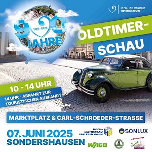 1. Plakat zur Oldtimerschau 2025: Bunt gestaltetes Werbeplakat mit gro&szlig;em Logo 900 Jahre Sondershausen und einem gr&uuml;nen Oldtimer. Darunter Angaben zu Datum, Uhrzeit, Ort und Sponsoren.