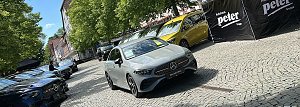 Mercedes-Benz Ausstellung bei der NOM MOT 2025: Mehrere Mercedes-Benz Fahrzeuge, darunter ein silberner Kompaktwagen im Vordergrund, sind in einer Reihe auf einem gepflasterten Platz ausgestellt, flankiert von Bannern der Autohaus Peter Gruppe.