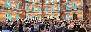 Gut besuchter Konzertabend mit dem Loh-Orchester im historischen Achteckhaus Sondershausen, Gäste applaudieren vor eindrucksvoller Kulisse.
