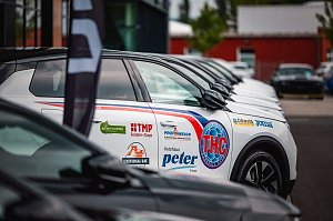 Nahaufnahme einer Reihe wei&szlig;er Opel-SUVs mit schwarzem Dach, die nebeneinander auf einem Parkplatz stehen. Auf der Fahrert&uuml;r des vordersten Fahrzeugs sind zahlreiche Logos zu sehen, darunter THC Th&uuml;ringer Handball Club, Autohaus Peter, TMP Fenster + T&uuml;ren, Joma, Universal Bau und weitere.