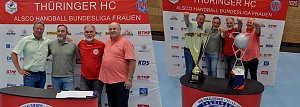 Gruppenfoto von Helmut Peter, THC-Präsident Harald Zanker, Bad Langensalzas Bürgermeister Matthias Reinz und Gesellschafter Robert Böhm (von rechts) mit 2 THC-Trophäen (Supercup und EHF-Cup).