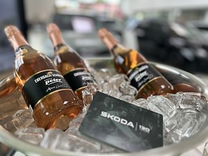 Drei Flaschen Sekt mit Etikett �Eberbach-Sch&auml;fer � Autowelt Peter � Alles Gute� liegen in einer Schale mit Eisw&uuml;rfeln. Daneben eine Karte mit der Aufschrift ��KODA 130 Jahre�.