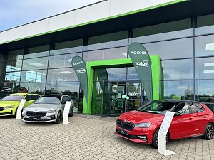 Eingangsbereich des Autohauses Autowelt Peter mit gr&uuml;ner �koda-Beschilderung. Vor dem Eingang sind mehrere Modelle in leuchtenden Farben ausgestellt.
