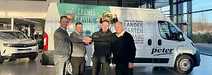 Stefan Nolte und sein Team freuen sich &uuml;ber ein weiteres Fahrzeug der Peter Gruppe