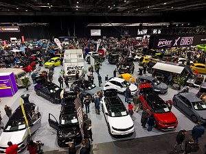 Große Automesse mit vielen Fahrzeugen und Besuchern.