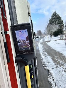 Bedienpanel an der Seite eines Müllfahrzeugs mit Display und Steuerknöpfen für die Müllaufnahme.