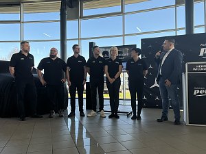 Geschäftsführerin Christina Dost und Centerleiter Jens Schmalenberger stellten das Bernburger Team vor: Hier sieht man das Bernburger Serviceteam.