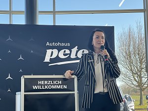 Geschäftsführerin Christina Dost kündigt den nächsten Redner an.