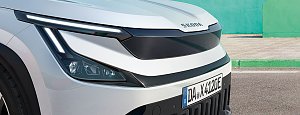 Detailaufnahme der Front des Škoda Epiq mit schmalen LED-Scheinwerfern und markanter schwarzer Frontblende.