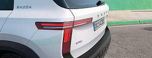 Nahaufnahme des LED-Rücklichts und der Heckpartie des weißen Škoda Epiq mit schwarzem Stoßfänger.