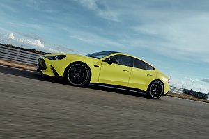 Das neue Mercedes-AMG GT 4-T&uuml;rer Coup&eacute; von der Seite.
