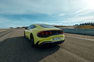 Das neue Mercedes-AMG GT 4-T&uuml;rer Coup&eacute; von hinten.
