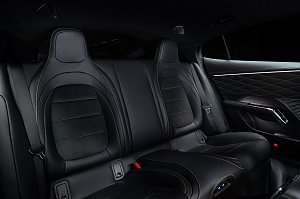 Die R&uuml;cksitze des neuen Mercedes-AMG GT 4-T&uuml;rer Coup&eacute;s.