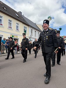 Man sieht Teilnehmer beim Festumzug in schwarzen "Glück Auf"-Uniformen.