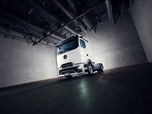 Der eActros 600 Lowliner Prototyp von der Seite.