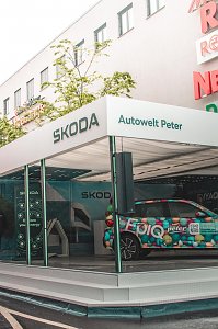 Škoda Roadshow Bühne mit Autowelt Peter Schriftzug und einem bunt beklebten Fahrzeug