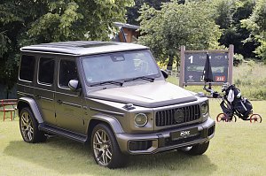 Mercedes G-Klasse steht als Ausstellungsfahrzeug neben dem ersten Abschlag des Golfplatzes.