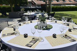 Festlich gedeckter Tisch für die Golfveranstaltung mit Mercedes-Benz Dekoration.
