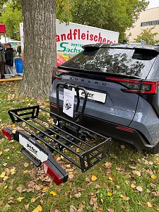Subaru Fahrzeug im Au&szlig;enbereich von hinten fotografiert mit Fahrradtr&auml;ger